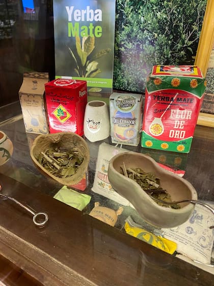 “El museo abrió originalmente hace 16 años en Sierra de la Ventana por requerimiento de mi señora, que un día, cansada de limpiar y acomodar tantos mates, me dijo: ‘Abrís un museo o dormís afuera con tus mates’”, bromea Alberto Plaza