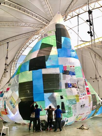 El Museo Aero Solar Reconquista, realizado con bolsas recicladas por personas expuestas a situaciones de vulnerabilidad social en la contaminada “zona del Río Reconquista”, en la localidad bonaerense de José León Suárez