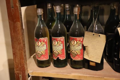 El museo conserva antiguas botellas de vino, caña, grapa, ginebra, whisky y píldoras de boticarios de uso libre, tanto de mapuches como de ciudadanos nativos de la zona