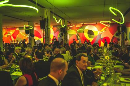 El Museo de Arte Moderno de Buenos Aires, en su gala anual 2017 debutó con una instalación de la artista plástica Gachi Hasper