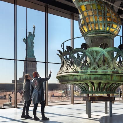 El museo de la Estatua de la Libertad en Estados Unidos cuenta con vidrios fritados con un pequeño patrón