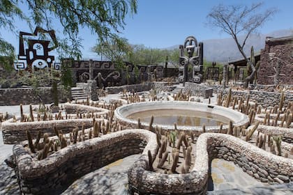 El Museo de la Pachamama está hecho en piedra, con detalles de hierro. El Chaman es una de las obras que dominan el espacio.