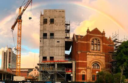 El Museo de Western Australia en plena obra secundado por un arcoiris.