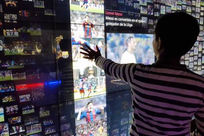 El museo del Camp Nou tiene pantallas interactivas con videos y fotos de jugadas