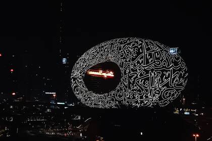 El Museo del Futuro de Dubái fue calificado por muchos como el edificio más hermoso del mundo, una obra maestra arquitectónica de 30.000 metros cuadrados, descrito como un centro intelectual y científico que pretende buscar soluciones para el futuro de la humanidad.