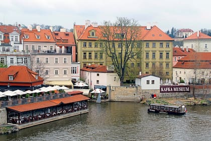 El Museo del Kafka, visto desde el puente Carlos IV