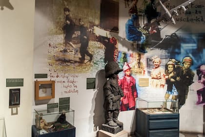 El Museo del Levantamiento conserva todo tipo de recuerdos de aquella proeza planificada para una semana y que terminó en dos meses de la manera más trágica, con la muerte de 200.000 personas y la ciudad destruida