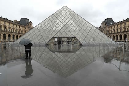 El Museo del Louvre, cerrado a raíz de la epidemia