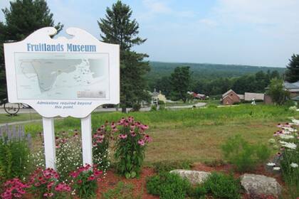 El Museo Fruitlands en Harvard, Massachusetts, fue el sitio de un experimento utópico de Bronson Alcott en 1843. Fracasó en siete meses y la familia siguió adelante. La propiedad fue comprada por Clara Endicott Sears en 1914 y la restauración de la granja original fue pensada como un museo para Alco
