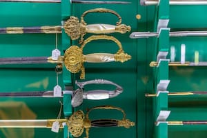 Un sable con punta de serpiente y la tabaquera de San Martín