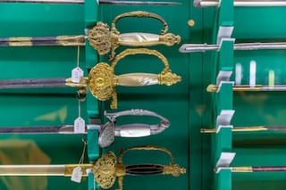 Un sable con punta de serpiente y la tabaquera de San Martín