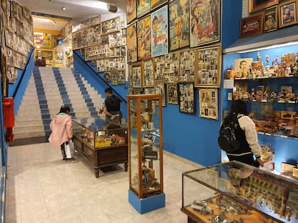 El museo tiene nueve salas que ocupan dos plantas, en las que se distribuyen unos 15 mil juguetes nacionales y extranjeros