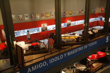El MuseoFangio tiene casi 7 mil metros cuadrados, 140 vehículos de carreta y casi 1500 copas y trofeos