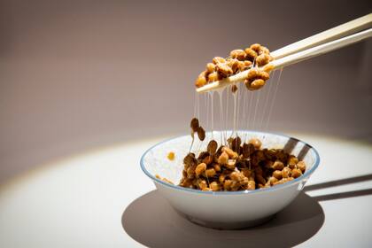 Un tazón de Natto, una comida tradicional japonesa hecha de soja fermentada