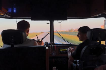 El músico al volante del Mercedes 1114 modelo 1980 –manejó siete mil kilómetros– saliendo de Rosario. Su amigo Tote cumple el rol de copiloto y cebador de mate