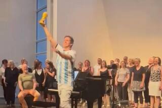 Un coro alemán mixto cantó “Muchachos”