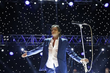 El músico brasileño repasó su extenso repertorio en el Luna Park