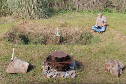 El músico, en el jardín de su casa, donde próximamente realizará un estanque