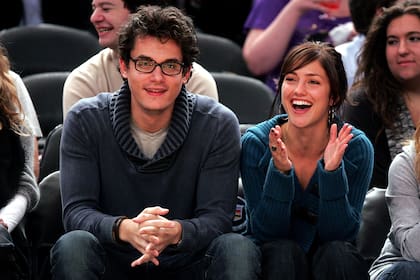 El músico John Mayer y la actriz Minka Kelly, al asistir a un partido de básquet en Nueva York  