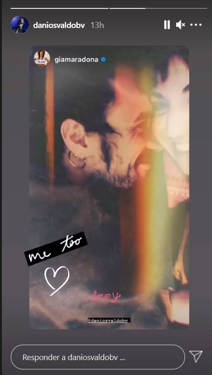 El músico le contestó en el mismo idioma: "Me too (yo también)"