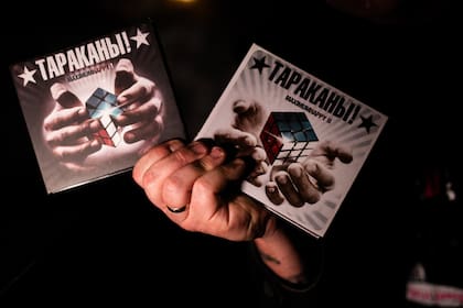 El músico muestra los discos de la banda que lo hizo famoso en el circuito de rock de Moscú