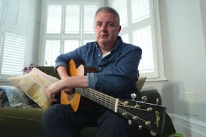 “La IA no crea mi música”: cuando las manos ya no responden, encontró otra forma de hacer arte