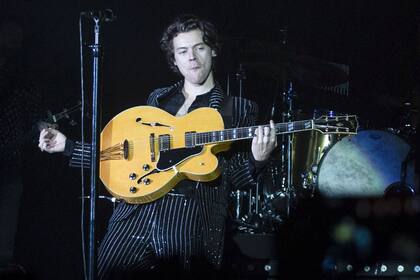 Harry canta, baila... por momentos toca la guitarra y dedica un bloque íntimo a sus fans