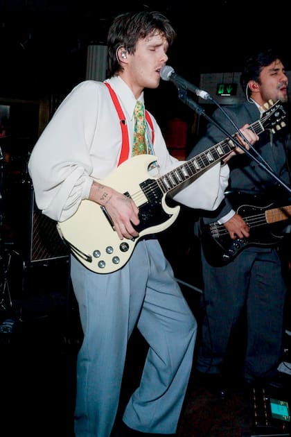 El
músico subió al escenario con su banda, Cruz Beckham
& the Breakers