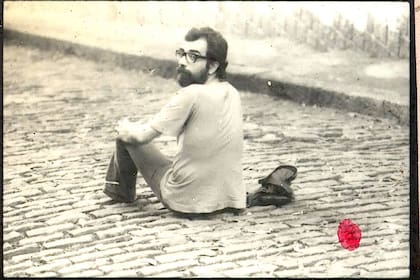 El músico Tenório Jr. posa en plena calle, cerca de su casa, en el barrio Cosme Velho, en Río de Janeiro