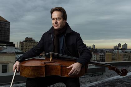 El músico toca un chelo Stradivarius de 1707, bautizado "Fau Castelbarco"