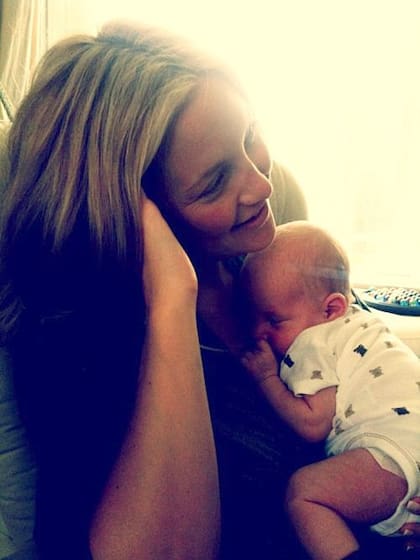 El músico tuiteó la primera foto de su hijo, junto a su mujer, Kate Hudson