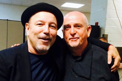 El músico y actor panameño con Peter Gabriel