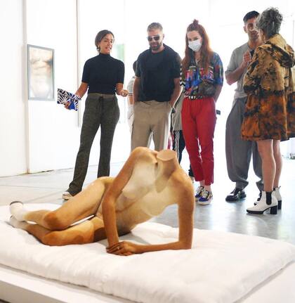 El músico y el artista plástico admiraron las obras de los diferentes expositores, junto a la actriz y presentadora Eglantina Zingg