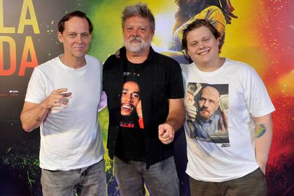 El músico y voz de Los Pericos posa con Matías Martin y Luca Martín; padre e hijo, además de las salidas y los eventos culturales, comparten pantalla de lunes a viernes con El legado, el ciclo de entretenimientos que conducen a dúo por eltrece