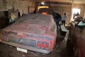 Un auto estuvo más de 40 años abandonado en un galpón y cuando lo abrieron estaba "perfecto"
