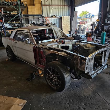 El Mustang modelo 66 fue remodelado con el motor de un Tesla