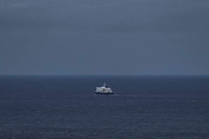 El MV Hondius dejó ayer Cabo Verde y se dirigió a Islas Canarias, donde permanecerá fondeado
