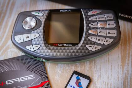 El N-Gage, lanzado en 2003 por la compañía Nokia, era un teléfono y una consola a la vez