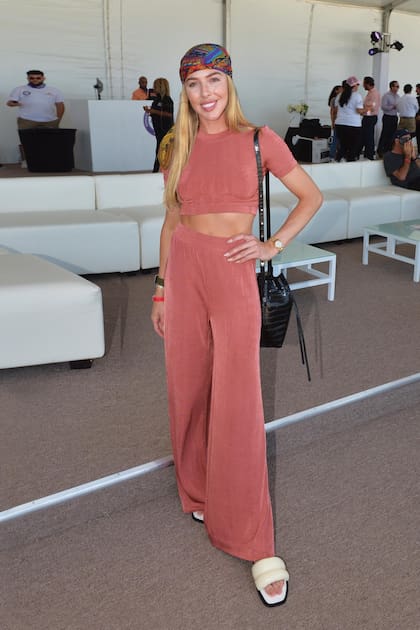 Él nació
en Argentina, pero
a los pocos meses
se fue a vivir con su
familia a Florida,
donde es el polista
norteamericano
más destacado.
Ella cría caballos de
salto y se luce como
amazona en las
pistas mundiales.
Izquierda: Horacio
Heguy charló con la
modelo cordobesa
Isabel Blancart.