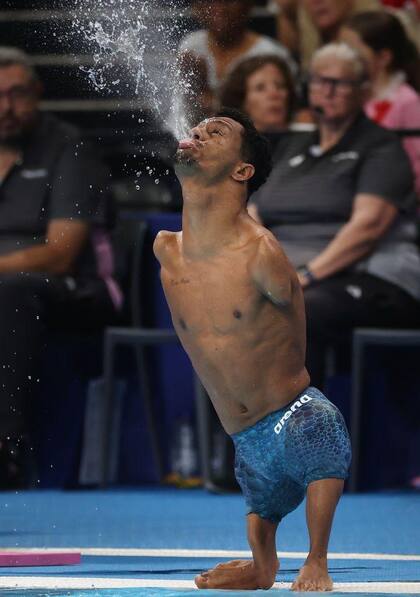 El nadador brasileño Gabrielzinho celebra sus victorias escupiendo por la boca agua hacia arriba.
