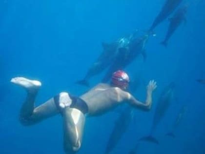 El nado con delfines es una de las vivencias que el argentino Pablo Ureta disfruta en Hawaii.