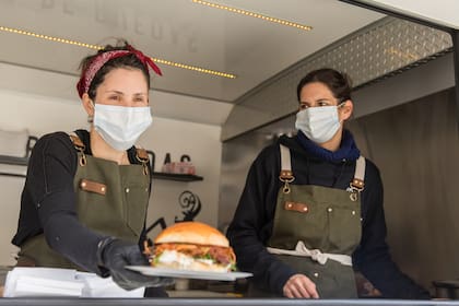 El Nahuel Huapi es el telón de fondo de la propuesta relajada y a la vez gourmet de La Cabrona.