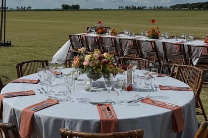 El naranja fue el hilo conductor de toda la decoración. Y las sillas de caña le sumaron onda a las mesas.