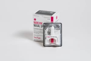 El Narcan se utiliza por vía nasal y tiene efecto inmediato en casos de sobredosis con opioides