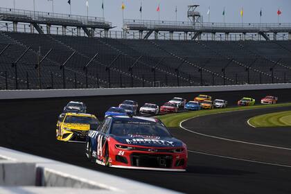 El NASCAR, que reinició la actividad el 17 de mayo, tuvo tres casos positivos de Covid-19: el piloto Jimmie Johnson y dos mecánicos del equipo Stewart-Haas Racing; la popular categoría de automovilismo estadounidense planifica habilitar 30 mil espectadores para la Carreras de las Estrellas, el próxi