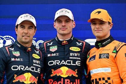 El neerlandés Max Verstappen, en el medio, posa con quienes saldrán en la primera línea de largada: su compañero de Red Bull, Sergio Pérez, y el británico Lando Norris, que consiguió el tercer lugar con McLaren