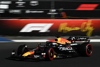 El neerlandés Max Verstappen seguirá al mando de un Red Bull en la próxima temporada