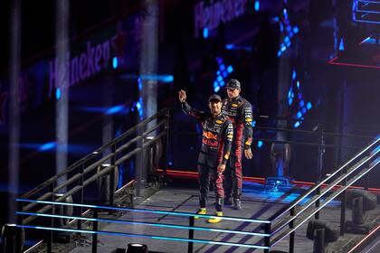 El neerlandés Max Verstappen y su compañero, el mexicano Sergio Pérez saludan durante la ceremonia de apertura de las actividades del Gran Premio de Las Vegas.