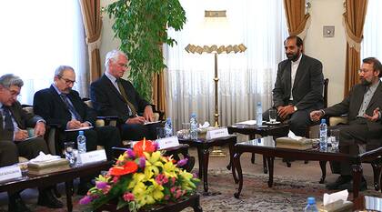 El negociador iraní, Ali Larijani, junto a los embajadores de Estados Unidos, China, Rusia, Gran Bretaña, Francia y Alemania