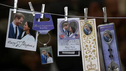 Todo tipo de souvenirs ya se venden para los fanáticos de la boda real